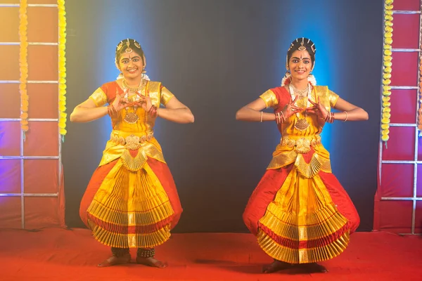 Traditionele jonge bharathnatyam dansers optreden op het podium - concept van de Indiase cultuur en professionele klassieke dansers. — Stockfoto