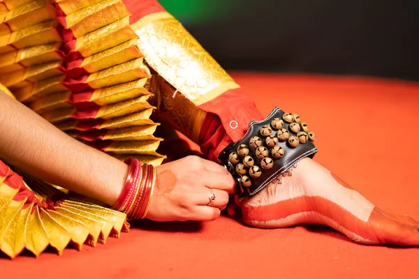 Close up shot, Bharatnatyam dançarina remover tornozeleiras de música ou ghungroo khatak no palco após a dança - conceito de dançarino clássico, tradição indiana e aquarista — Fotografia de Stock