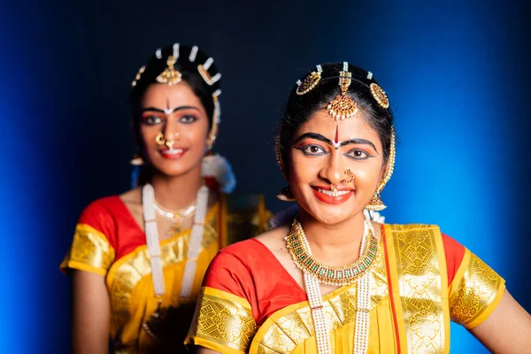 Danseurs Bharatnatyam souriants sur scène - concept de danseurs classiques indiens, divertissement et culture traditionnelle. — Photo