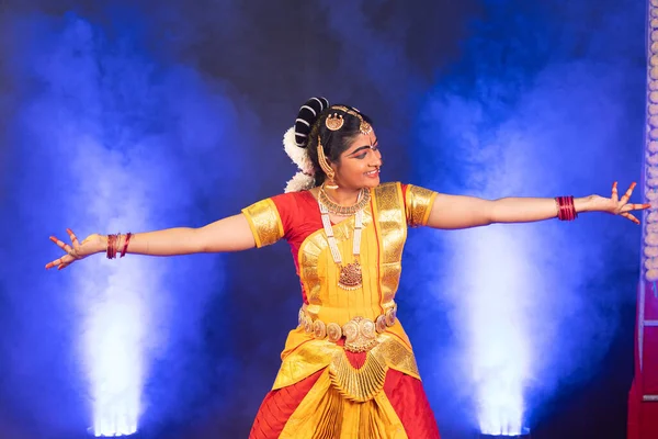 Glimlachende Indiase bharatanatyam danser op het podium uitvoeren van dans met de handen gebaar - conept van kunstenaar, Traditionele Indiase cultuur en clasic danser. — Stockfoto