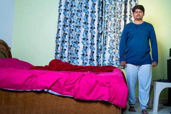 Jeune homme marchant dans le sommeil dans la chambre à coucher pendant la nuit à la maison concept de somnambulisme, sonamubulate ou maladie — Photo