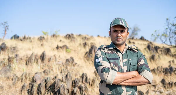 Încrezător soldat indian zâmbitor în uniformă, în picioare cu brațele încrucișate, uitându-se la camera foto cu spațiu de copiere concept de serviceman de succes, mândru și ocupație. — Fotografie, imagine de stoc