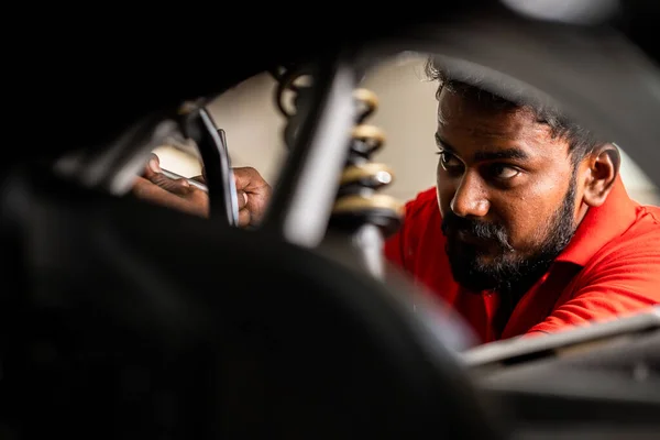 Ruční zblízka snímek hlavy mechanik oprava motocyklu v garáži - koncept tvrdé práce, opravy a obětavost — Stock fotografie