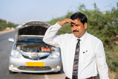 Araba arızası veya arıza nedeniyle yolda duran endişeli işadamı - üzüntü, arıza ve araba tamiri kavramı