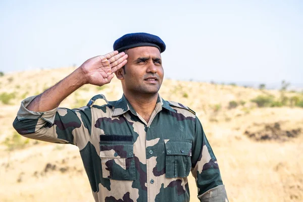 Orgulloso soldado del ejército indio saludando mirando hacia arriba - concepto de patriótico, respeto y honor — Foto de Stock