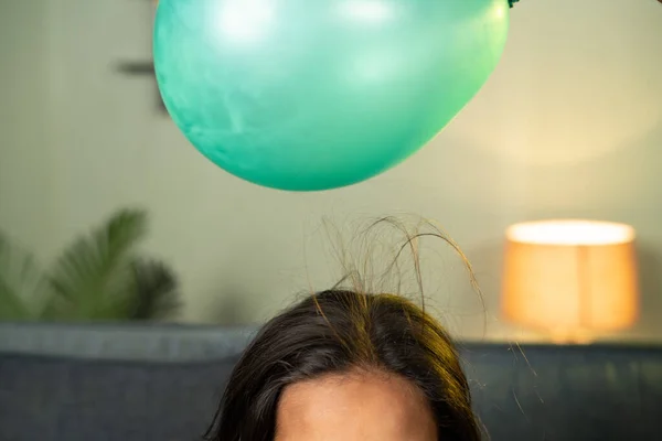 Close up shoto of kids playing by placing balloon to attracting hair - conept of static cling home science experiment and learning. — Stock Photo, Image