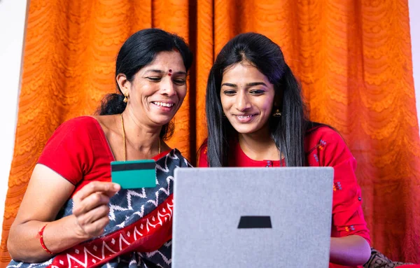 Сфокусовані на дочці, матері та дочці, які зайняті онлайн-платою за покупку ноутбука вдома - концепція щасливої покупки електронної комерції та безпечних операцій. — стокове фото