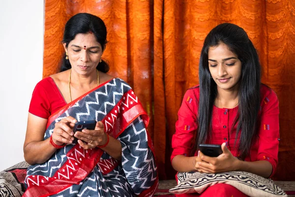Мати і дочка-підліток зайняті з використанням мобільного телефону вдома концепція соціальних медіа, технологічна залежність і релаксація — стокове фото