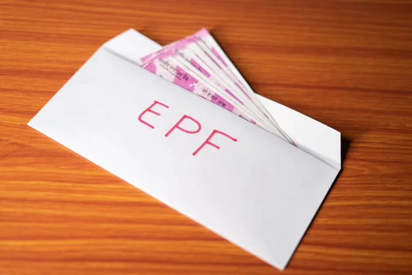 Epf money inside the envelope at table - koncepcja inwestycji, świadczeń pracowniczych i wzrostu gospodarczego — Zdjęcie stockowe