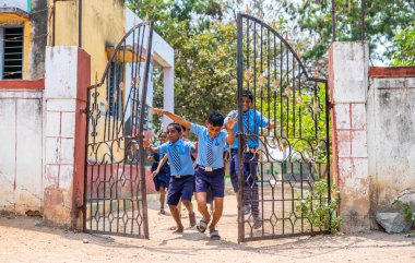 Çocuklar çan çaldıktan sonra kapıyı açarak okuldan kaçıyorlar - eğitim, özgürlük, mutluluk ve çocukluk büyümesi kavramı.