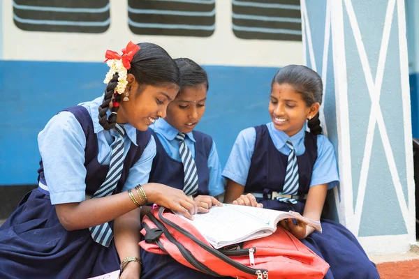 Gorup των κοριτσιών που σπουδάζουν από το βιβλίο στο διάδρομο του σχολείου κατά τη διάρκεια του διαλείμματος - έννοια της εκπαίδευσης, της μάθησης και της γνώσης — Φωτογραφία Αρχείου