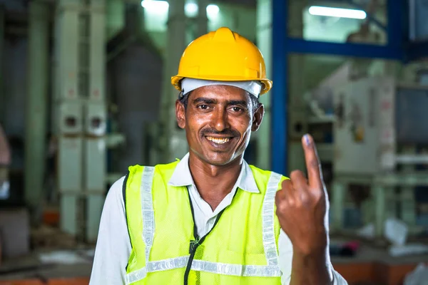 Trabajador industrial mostrando tinta marcada dedo después de votar en las eleccionesmirando a cámara - concepto de responsabilidad, libertad y democracia. —  Fotos de Stock
