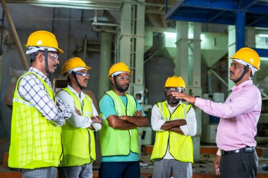 Fabrikadaki işçilere danışmanlık veya görev verilmesi - atölyedeki takım çalışması, liderlik ve iletişim becerileri