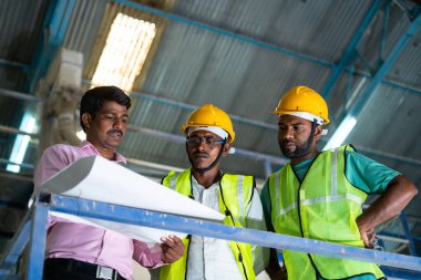 Fabrikadaki işi tartışan planlama mühendisi sanayi işçileri - konsept takım çalışması, dicuission, eğitim ve işbirliği
