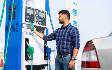Otomobili yeniledikten sonra QR kodunu tarayarak pertrol tümseğinde ödeme yapan müşteriler - dijital temas konsepti daha az ödeme, kablosuz işlem ve petrol hizmeti