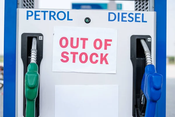 Panneau de signalisation hors stock sur la couchette d'essence en raison des crises économiques concept de pénurie de carburant — Photo