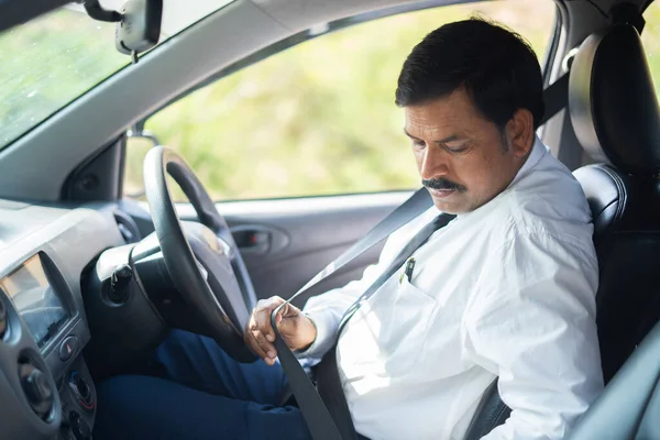 Araba kullanmadan önce emniyet kemeri takan işadamı - güvenlik önlemi, koruma ve sorumluluk kavramı.