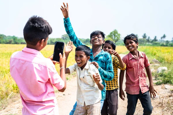 Παιδί κάνει βίντεο με τους φίλους του που χορεύουν για τα μέσα κοινωνικής δικτύωσης στη μέση του δρόμου στο κινητό τηλέφωνο - έννοια της τεχνολογίας, τα παιδιά του χωριού και ζωντανή ροή. — Φωτογραφία Αρχείου