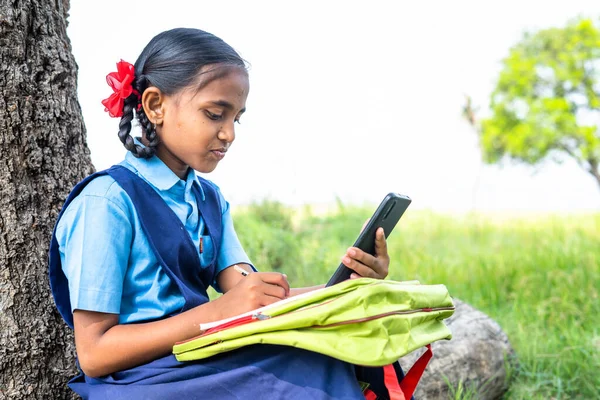 Έφηβος κορίτσι σχολείο παιδί κοντά σε γεωργικές γεωργικές γεωργικές εκτάσεις ακούγοντας σε απευθείας σύνδεση τάξη - έννοια της εξ αποστάσεως εκπαίδευσης, εικονική βοήθεια και εκπαίδευση. — Φωτογραφία Αρχείου