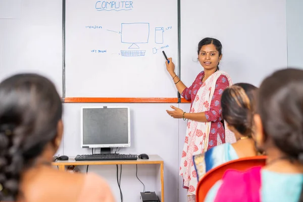 일단 의인 도 여성들 이 전문 교사들로부터 컴퓨터 수업을 듣고 있다. — 스톡 사진