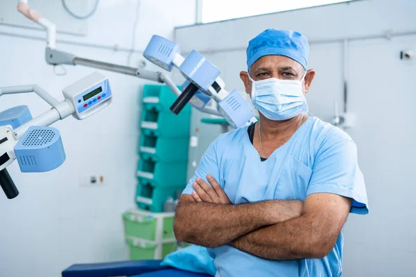 Портріат знімок впевненого хірурга в операційному театрі, що стоїть, дивлячись на камеру концепція охорони здоров'я, професійна професія та медична допомога . — стокове фото