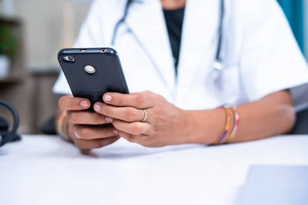 Gros plan femmes médecins mains en utilisant le téléphone portable à l'hôpital - concept de détente, les soins de santé et les médias sociaux — Photo