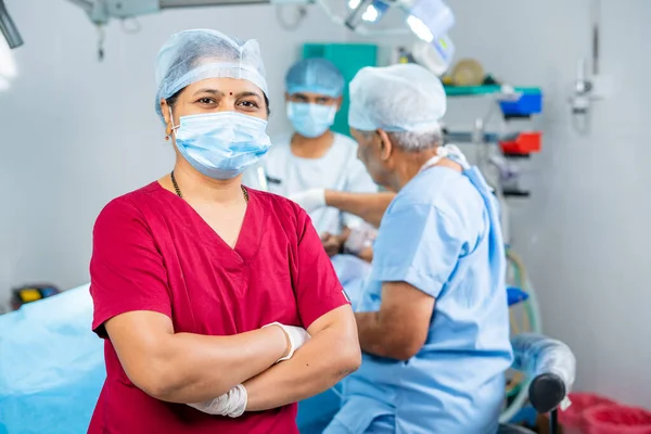 Retrato de la mujer confiada y feliz cirujano de pie mirando la cámara en el quirófano - concepto de orgullo, servicio de salud y tratamiento médico —  Fotos de Stock