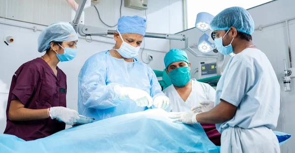 Група хірургів, які роблять операцію для пацієнта в операційному театрі концепція командної роботи, охорони здоров'я або лікування — стокове фото