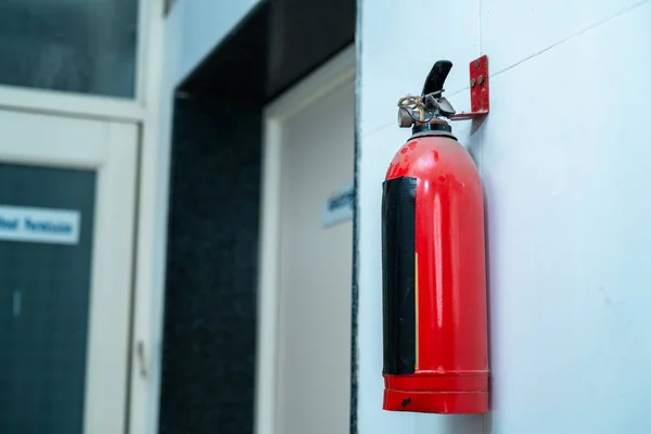 Brandsläckare i sjukhuskorridoren som en säkerhetsåtgärd eller ett nödskydd — Stockfoto