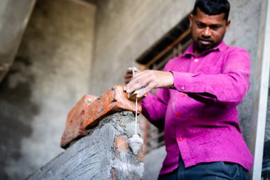 İnşaat işgücü kontrol seviyesi veya duvarın düzleştirilmesi tesisat bob dikey ölçüm aracı kullanılarak - profesyonel beceri konsepti günlük bahis ve yenileme ve konsantrasyon.