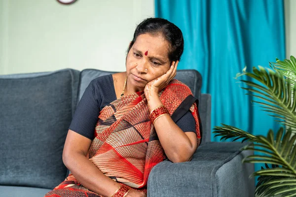 Mulher Idosa Profunda Enquanto Senta Sofá Casa Conceito Solidão Chateado — Fotografia de Stock