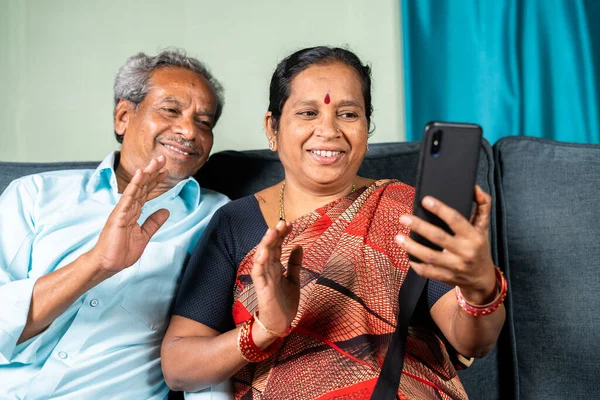 Seniorenpaar Mit Videotelefonie Von Hause Aus Beschäftigt Konzept Der Kommunikation — Stockfoto