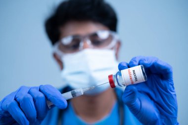 Maymun Çiçeği aşısı ile doktorun yakın plan çekimi hastanede şırıngayla kullanılıyor - tedavi ve sağlık ilacı konsepti