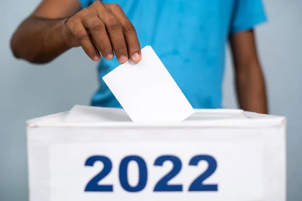 Homme Plaçant Bulletin Vote Dans Urne 2022 Concept Élection 2022 — Photo