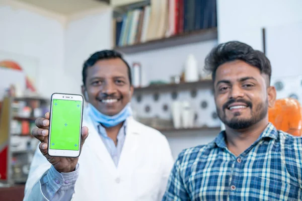 Glad Tandläkare Och Patient Visar Grön Skärm Mobiltelefon Genom Att — Stockfoto