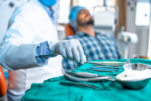 Primer Plano Del Dentista Utilizando Equipo Médico Para Dientes Tratamiento —  Fotos de Stock