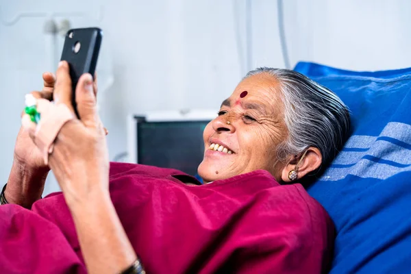 Femme Malade Souriante Heureuse Utilisant Téléphone Portable Hôpital Pendant Elle — Photo