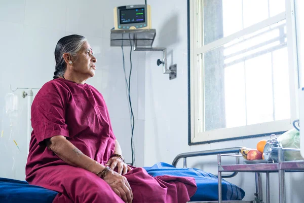 Inyección Mano Las Mujeres Mayores Enfermas Pensamiento Profundo Mientras Están —  Fotos de Stock