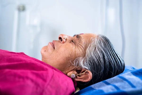 Handhållen Närbild Gråtande Äldre Äldre Kvinna Sjukhussängen Begreppet Ohälsa Lidande — Stockfoto