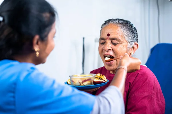 Enfermera Ayudando Las Mujeres Mayores Enfermas Comer Frutas Hospital Concepto —  Fotos de Stock