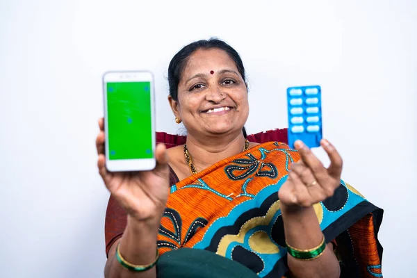 Усміхнена Жінка Показує Мобільний Телефон Ліками Або Планшетним Ремінцем Дивлячись — стокове фото