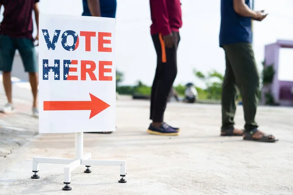 Gente Fila Esperando Votar Cerca Mesa Votación Vota Aquí Junta — Foto de Stock