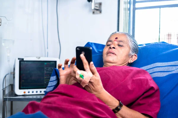 Mujer Enferma Grave Que Usa Teléfono Móvil Hospital Mientras Duerme —  Fotos de Stock