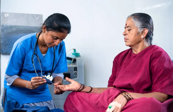 Врач Медсестра Проверяют Уровень Сахара Диабета Госпитализированной Больной Женщины Операционном — стоковое фото