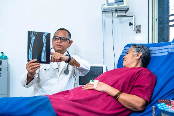 Médico Que Explica Relatório Raio Paciente Sênior Hospital Antes Cirurgia — Fotografia de Stock