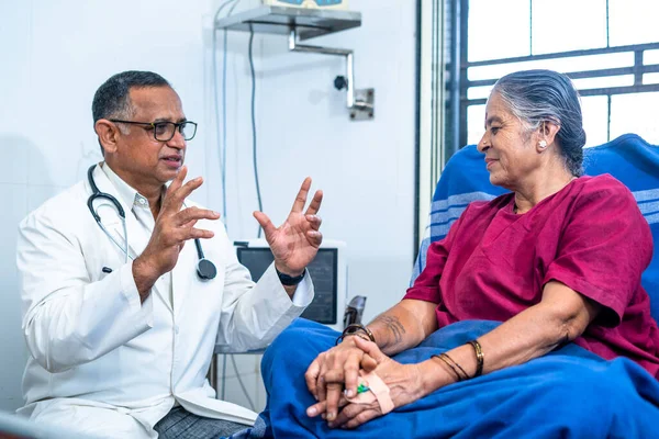 Γιατρός Κοντά Στο Κρεβάτι Του Ασθενούς Συμβουλεύει Ηλικιωμένη Γυναίκα Στο — Φωτογραφία Αρχείου