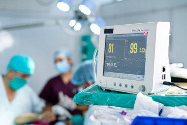 Gözlemciye odaklı, cerrahlar ameliyathanede ameliyat yapmakla meşgul - hastanedeki teknoloji ve tıbbi ekipman kavramı