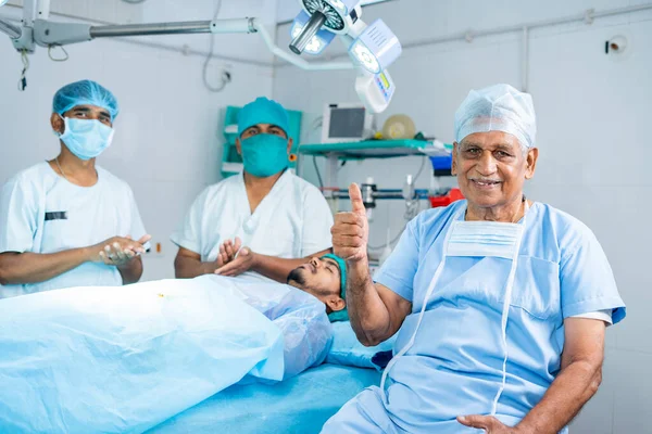 Старший Хірург Показує Великі Пальці Час Практикуючі Аплодують Ззаду Операційному — стокове фото