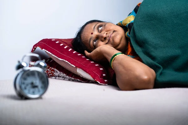 Femme Âge Moyen Souffrant Insomnie Pendant Nuit Dans Chambre Coucher — Photo