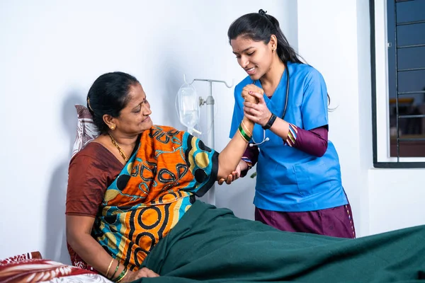 Verpleegster Helpt Zieke Oudere Vrouw Hand Strekken Terwijl Het Doen — Stockfoto